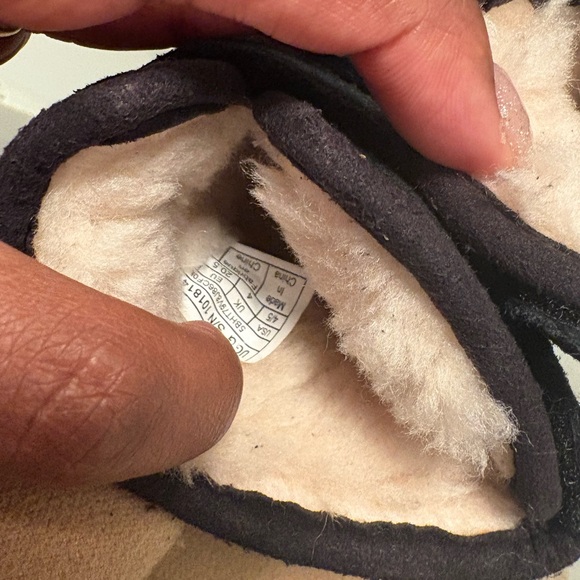 Like New Baby boy or girl Uggs only worn twice 9.5/ 10 condition size 4/5 - Picture 3 of 8